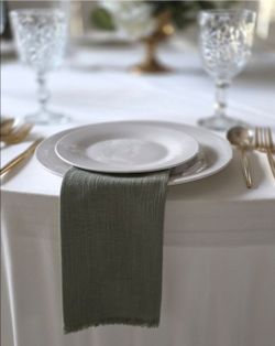 White dinero plate