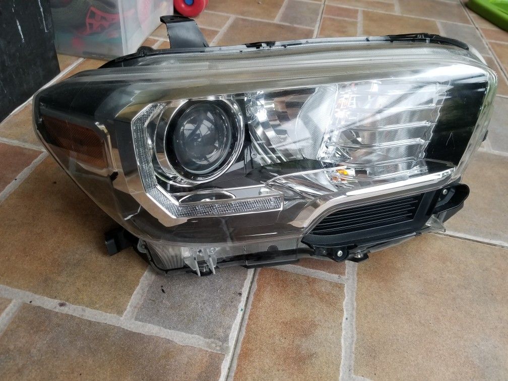 Toyota tacoma 2016-2018 oem headlight perfect