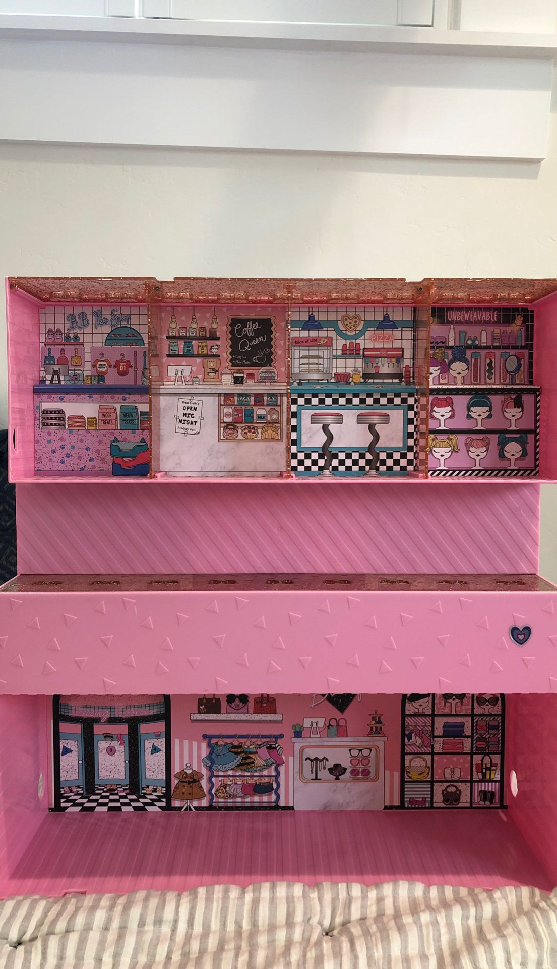 L.O.L. Surprise Pop up store Doll house