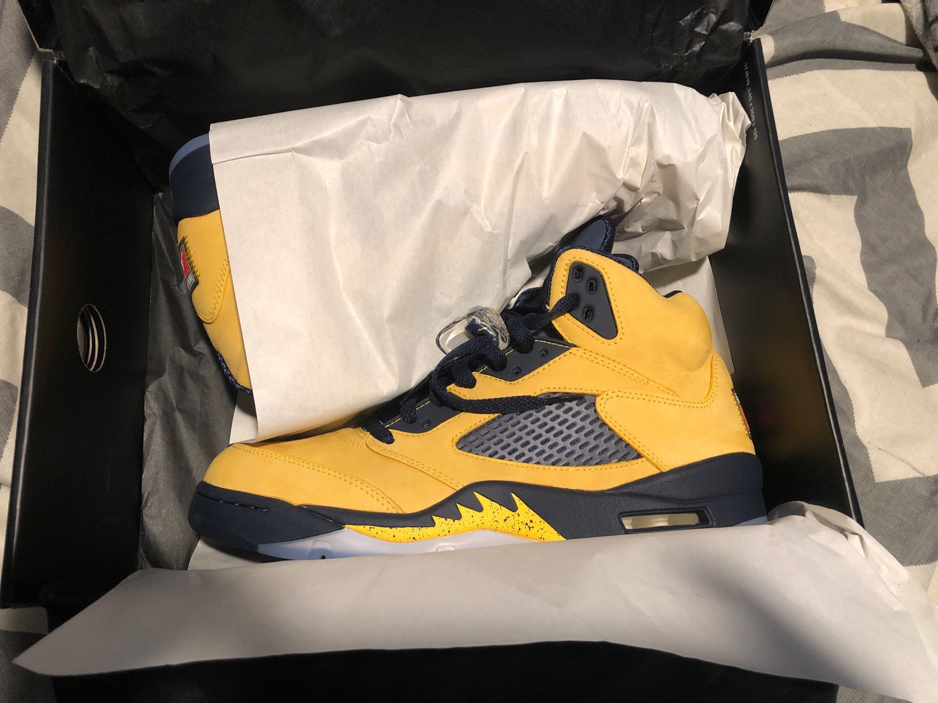 Jordan retro 5 se , Michigan (2019) Amarillo