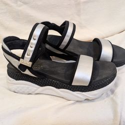 Skechers Luxe Foam Sandals. Womens size 7