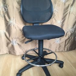 Moving chair.  It can adjust the height. Good quality.，