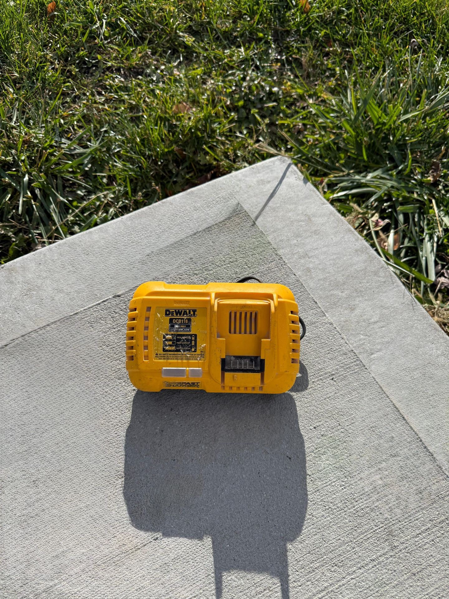 20V MAX / 60V MAX FLEXVOLT Lithium-Ion Fan Cooled Fast Battery Charger