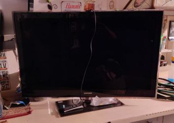 Samsung 46" TV with Solid TV Stand and Remote