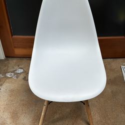 Mid century chair - white