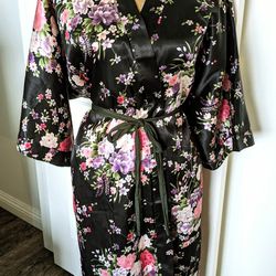 Oriental Village Silk Collection Black Silk Floral
 Kimono Robe. Size Large 