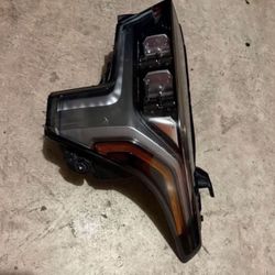 2022-2025 TOYOTA TUNDRA  DRIVER LEFT SIDE LED PROJECTOR HEADLIGHTS ONLY HAVE ONE SIDE  OEM .