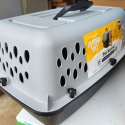 Pet Kennel Carrier 
New 