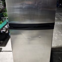 Precioso Refrigerador Whirlpool Tiene Maquina Para Hacer Hielo Listo Para Usar Super Limpio Lo Tengo Conectado $200