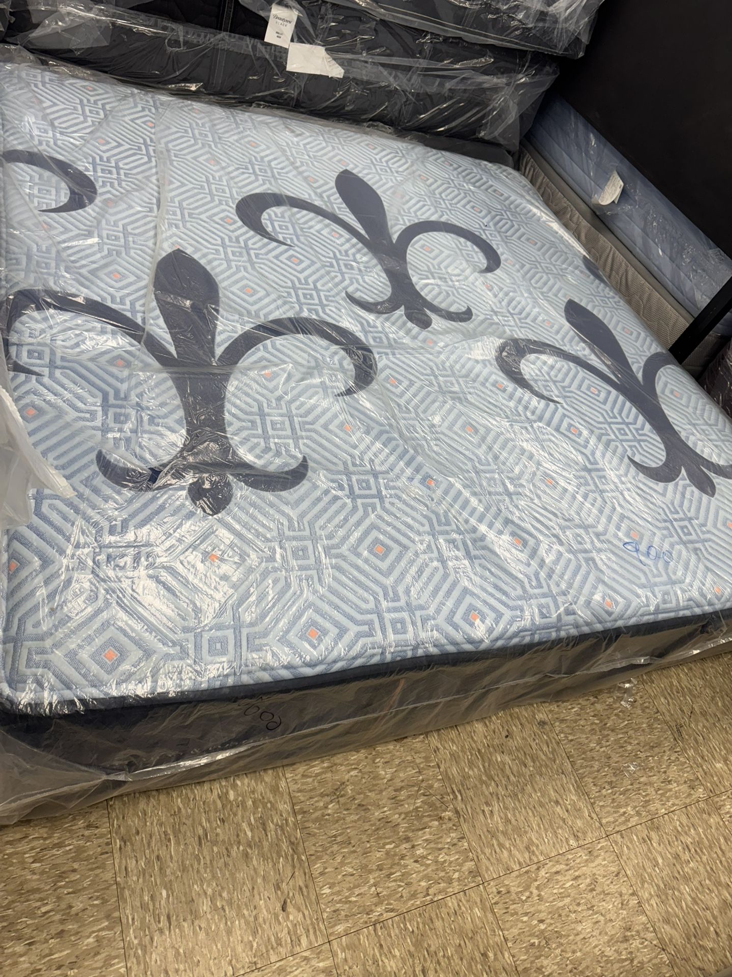 Stearns & Foaster Lux Hybrid King Size Mattress $499