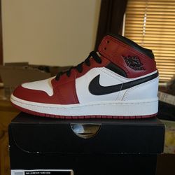 Jordan 1 Mid Chicago 2020 Sizes 3.5Y, 4Y, 4.5Y
