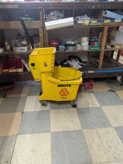 Rubbermaid Brute Mop Bucket with Wringer