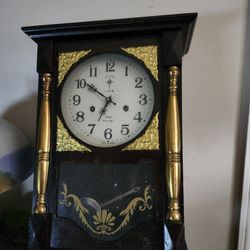 Vintage Clock ⏰️  Has Keys 🔑 Top Needs Some Glue On It 