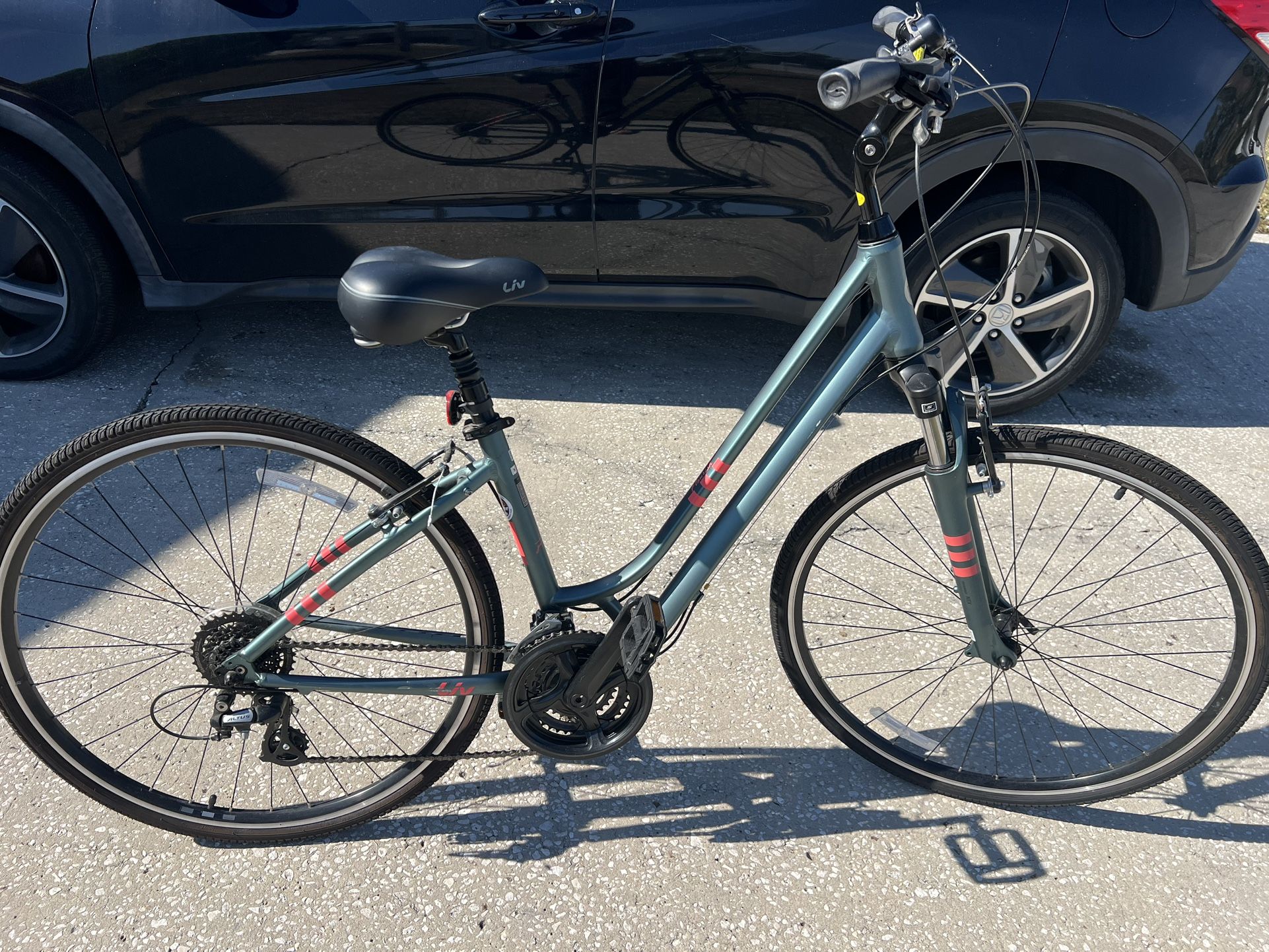 LIV Flourish Women's Disc Bicycle Excellent Condition