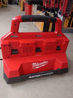 MILWAUKEE M18 PACKOUT Super Charger 1