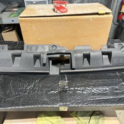 Savanna 2500 & Express 3500 Radiator Air Upper Baffle