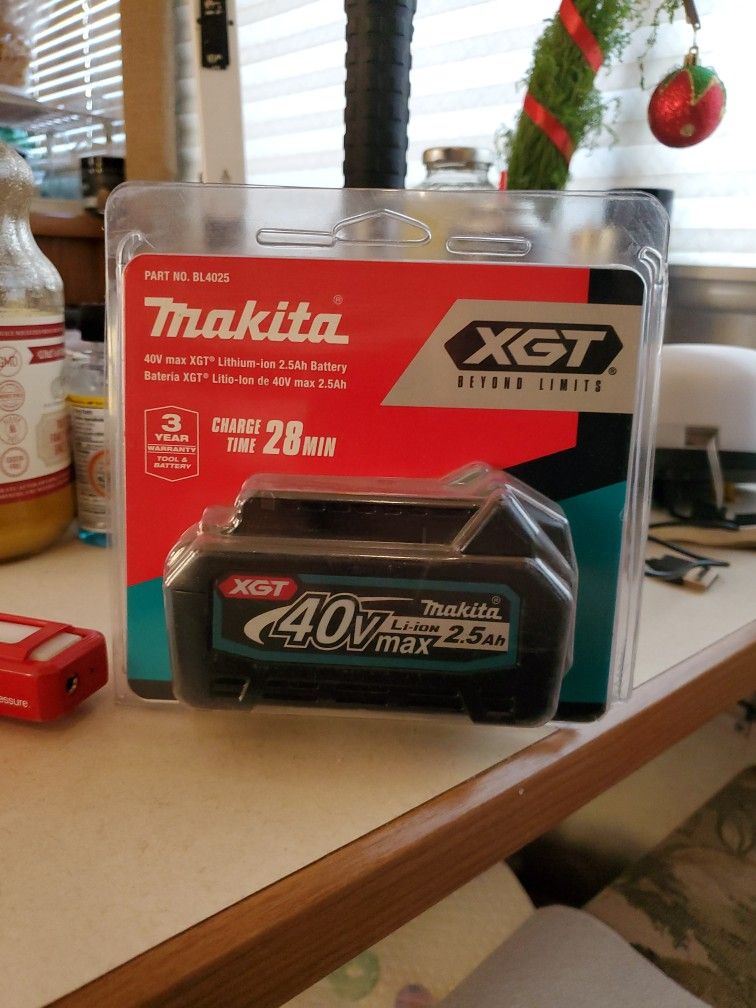 New Makita XGT 40V MAX 2.5 AH BATTERY