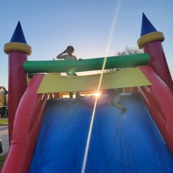 Bounce house, moonwalk, brincolin 