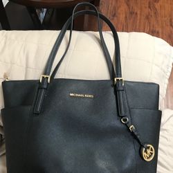 Michael Kors purse in great condition has no tears. 16 x11