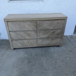 6 drawer dresser ! Free delivery