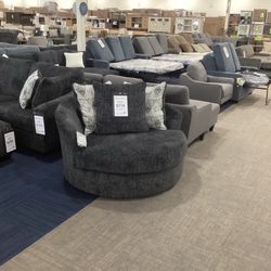Oversized Swivel Chair 