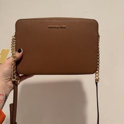 NEW MICHAEL KORS CROSS BODY