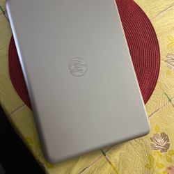 HP ENVY BeatsAudio Laptop touchscreen : Screen Cracked , Still Working.