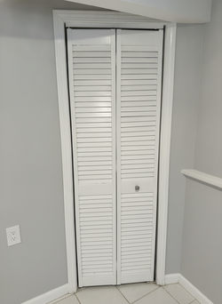 White Louvered Bifold Closet Door � Approx. 24� x 80�
