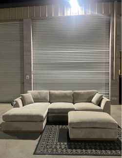 LIKE NEW! Caley Henredon Sectional Couch (FREE DELIVERY 🚚)