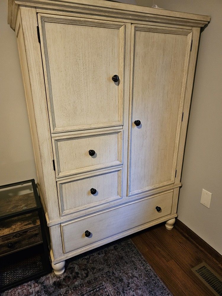 Dresser (Ashley Furniture -Marsilona Collection Chest of Drawers)