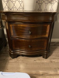 4 piece Macy’s Queen Bedroom Set