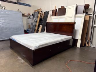 Cal king bed $340