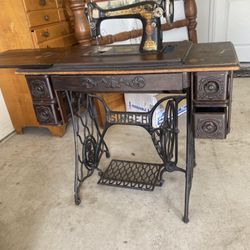 1916 Singer Antique Sewing Machine With Table