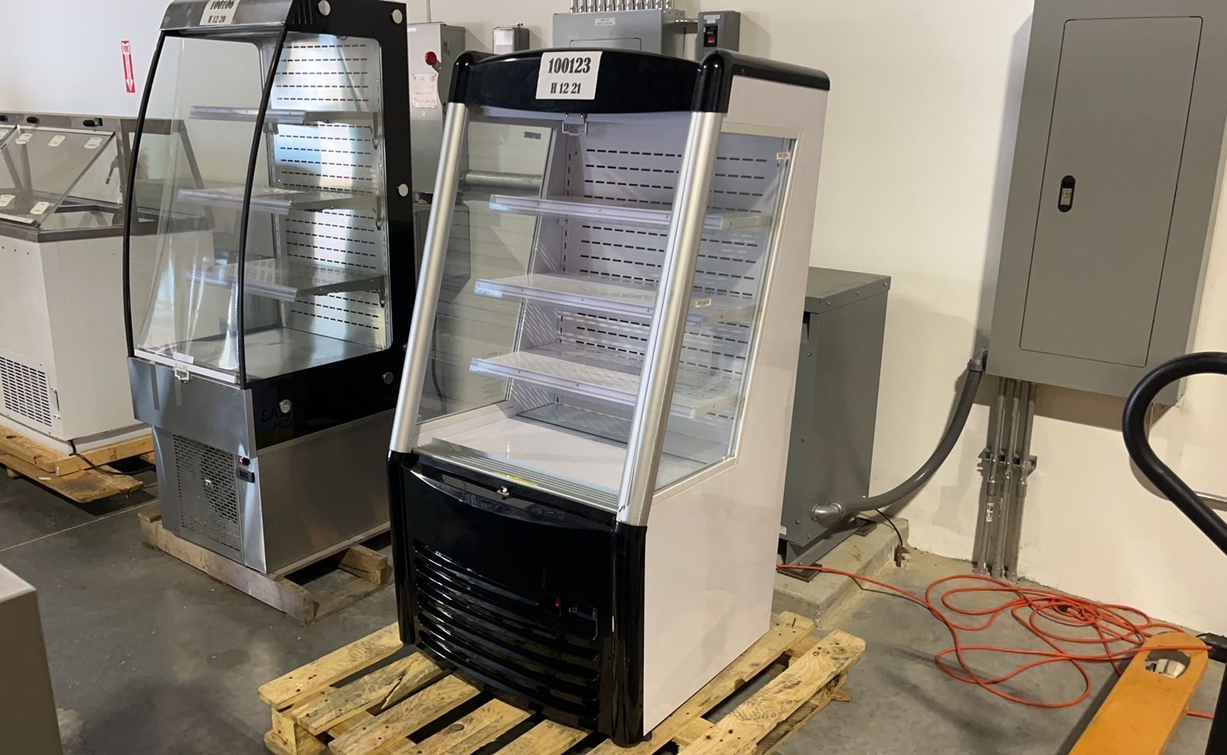 Clearance 29 ins 8.6 CU FT open refrigerator display 100123H1221