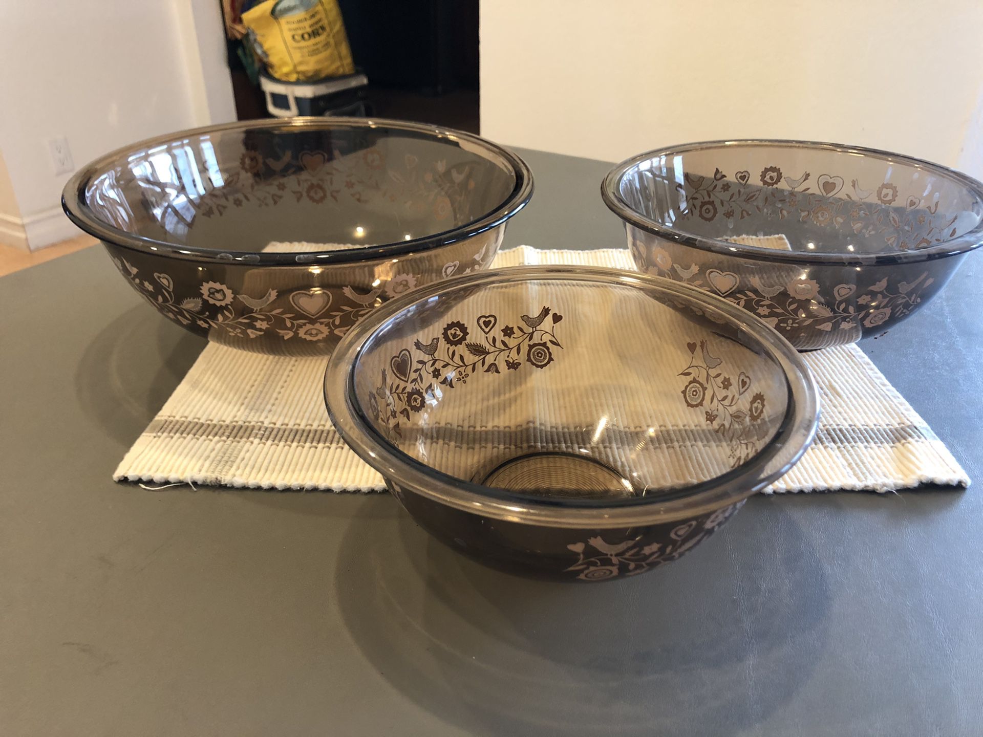 Assorted Pyrex bowls