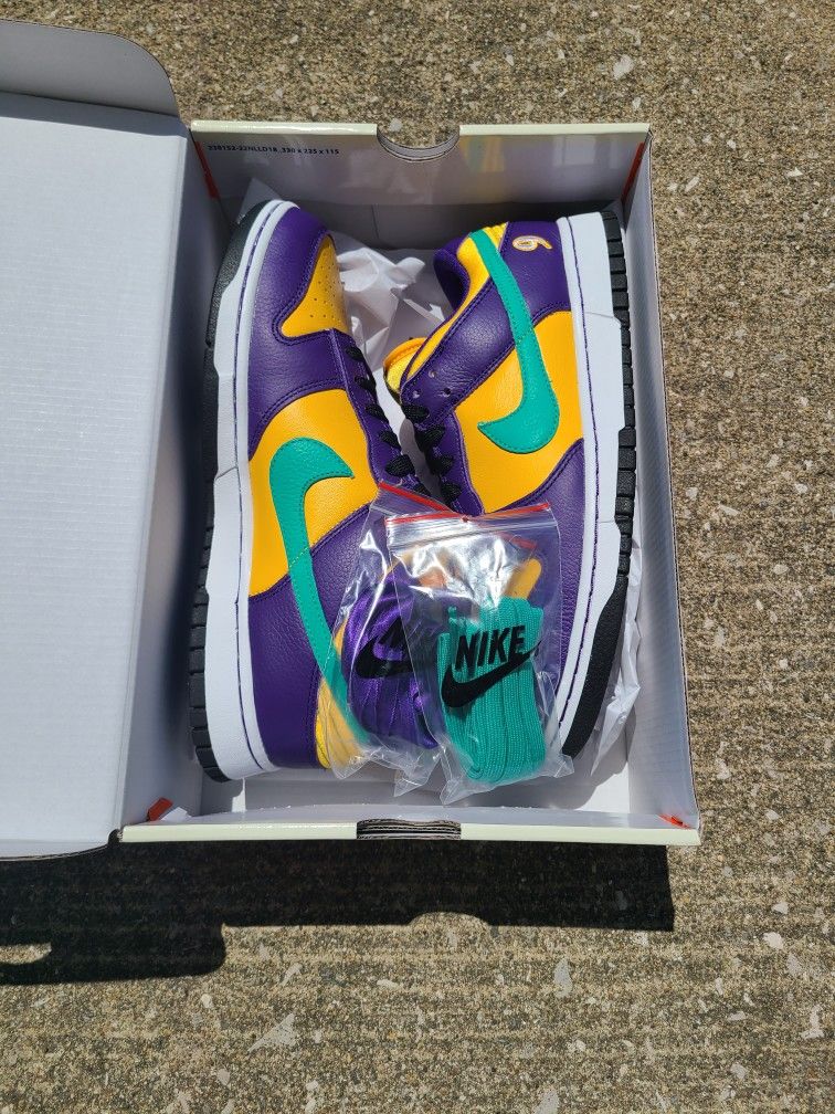 Brand New. Dunks. Men Size; 4.5, 5, 7, 7.5, 8, 8.5, 9, 9.5, 10.5 (Pick Up Only)