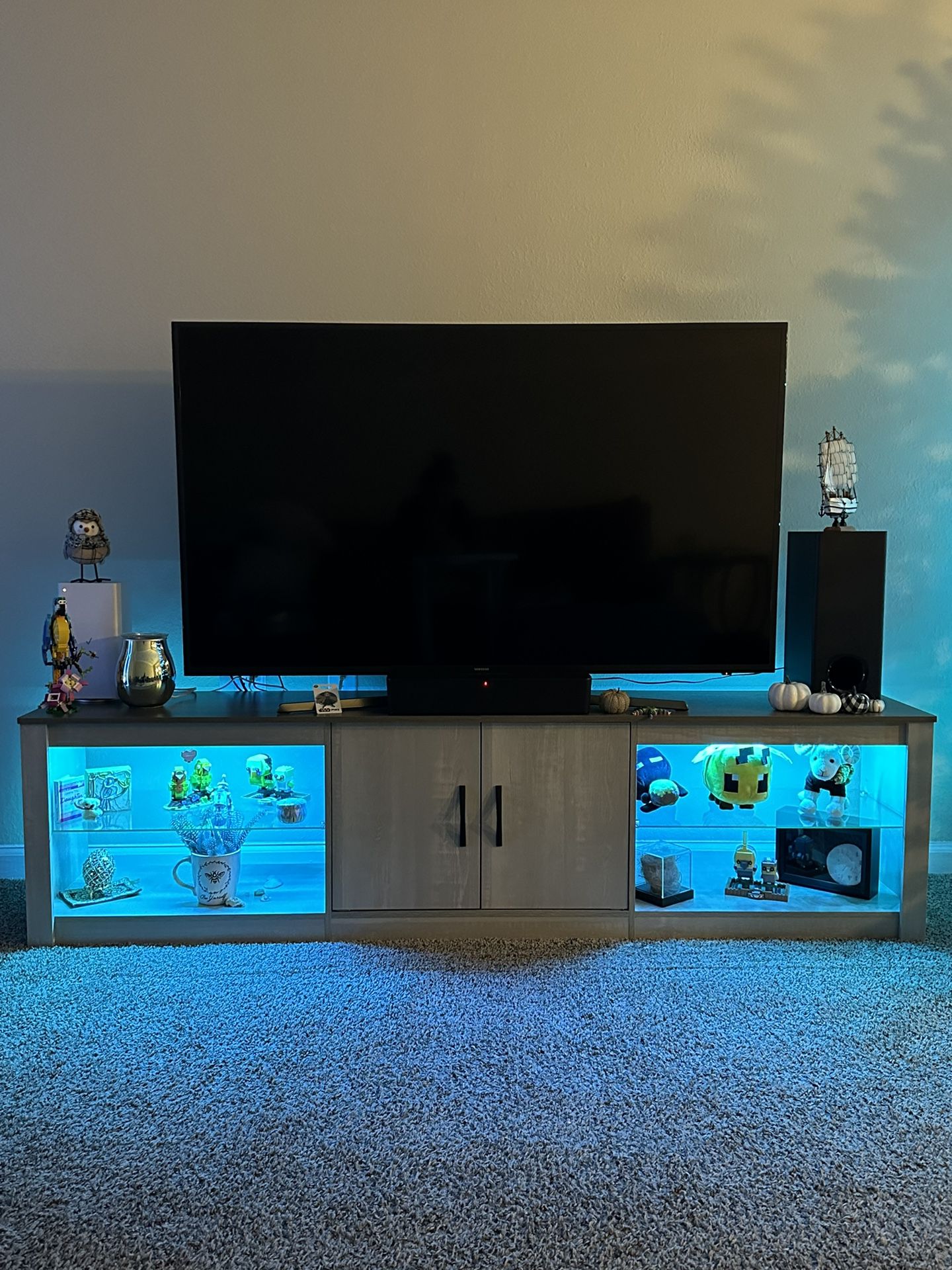 70 Inch Led TV Stand for 75 Inch TV Large Entertainment Center/media Center Gaming with Adjustable Glass Shelves