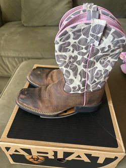 Girl size 2 cowgirl boots