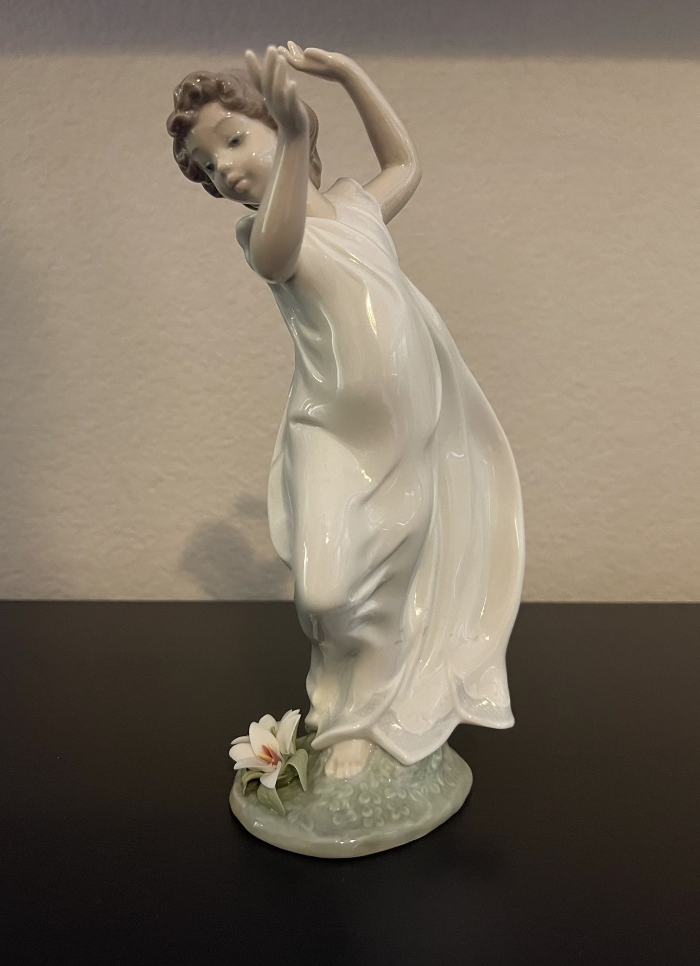 Authentic Rare Lladro Lily Symbol of Purity Woman Dancing Flowing