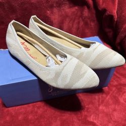 NEW Jellypop Champs beige flats, size 8.5 US