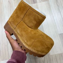 Balenciaga Alaska Fur boot 