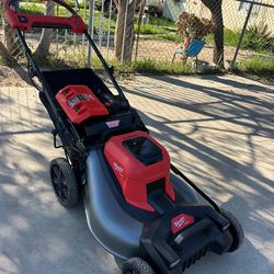 Milwaukee
M18 FUEL 21" Self-Propelled Dual Battery Mower Kit w/ (2) 5.0  Ah Forge Batteries & Dual Bay Rapid Charger
