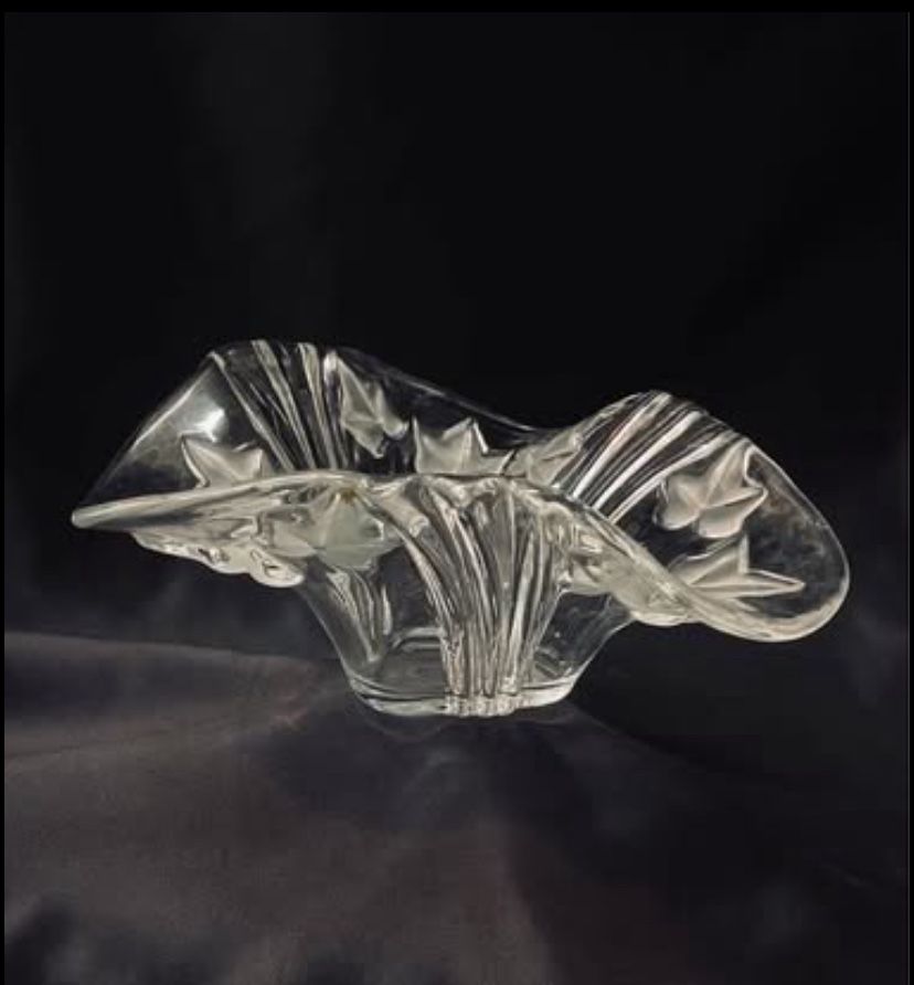 Mikasa Parisian Ivy Handkerchief Crystal Bowl with a Scallop Rim