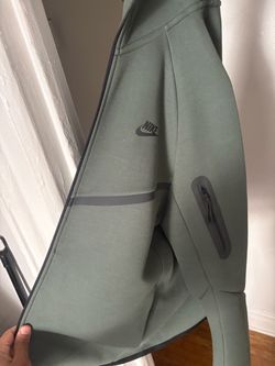 OLIVE GREEN NIKE TECH SWEATER