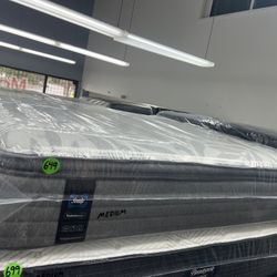 KING SIZE SEALY POSTUREPEDIC (MEDIUM) PILLOW TOP MATTRESS & BOX SPRINGS BED SET