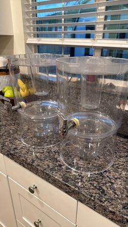 Clear Plastic Beverage Dispensers with Spigots