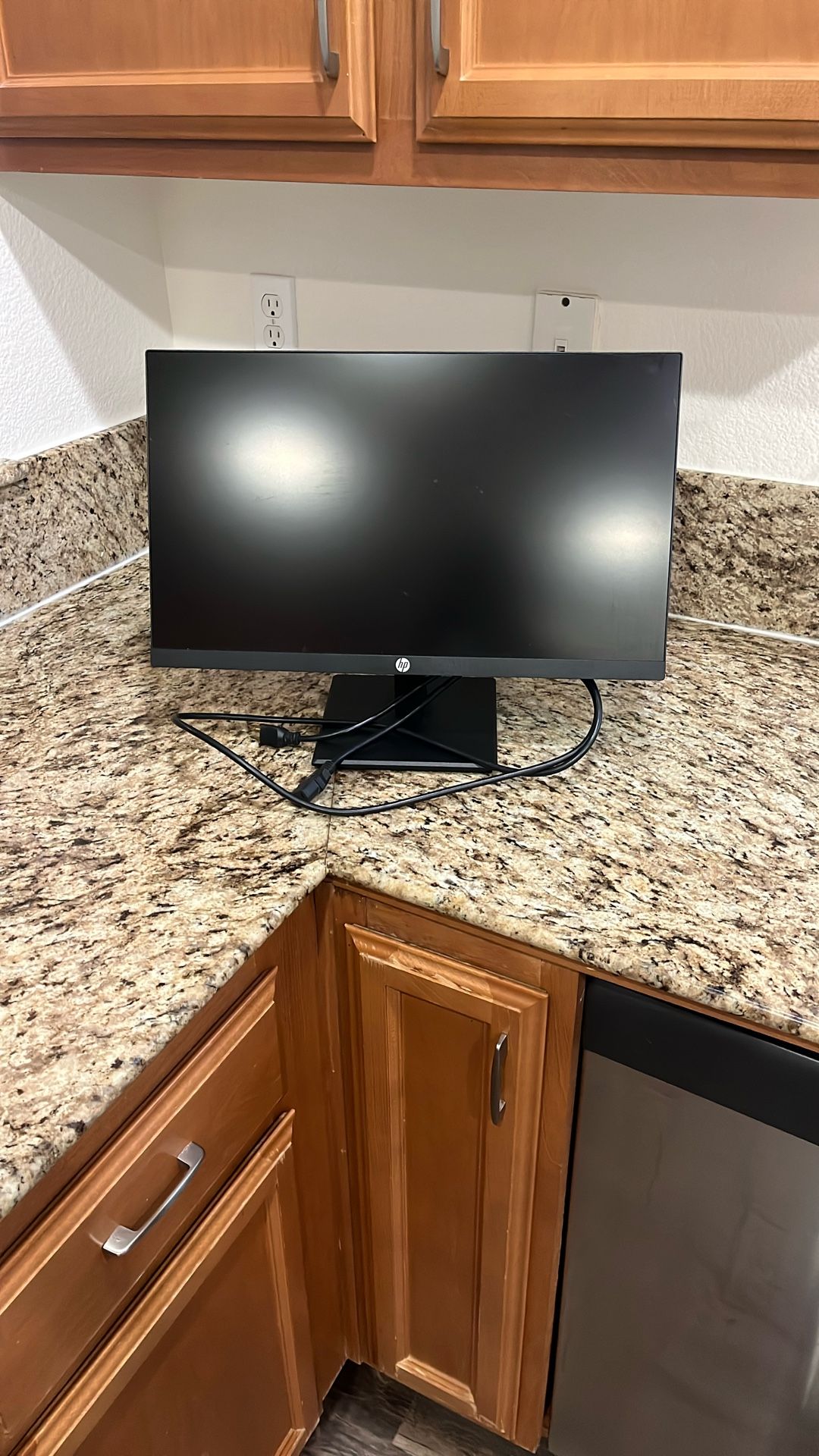 HP P224 21.5 Inch Full HD LED LCD Monitor 1920 x 1080.