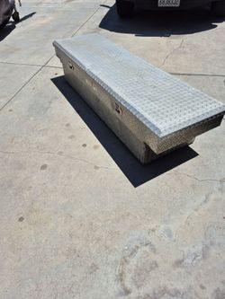 Truck bed toolbox