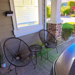 Patio chair set with matching side table 