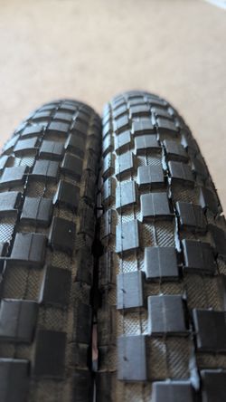 Maxxis Holy Rollers 26x2.20 Tires (Pair)